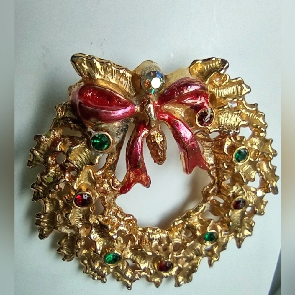 Gold Vintage Wreath Red & Green Crystals